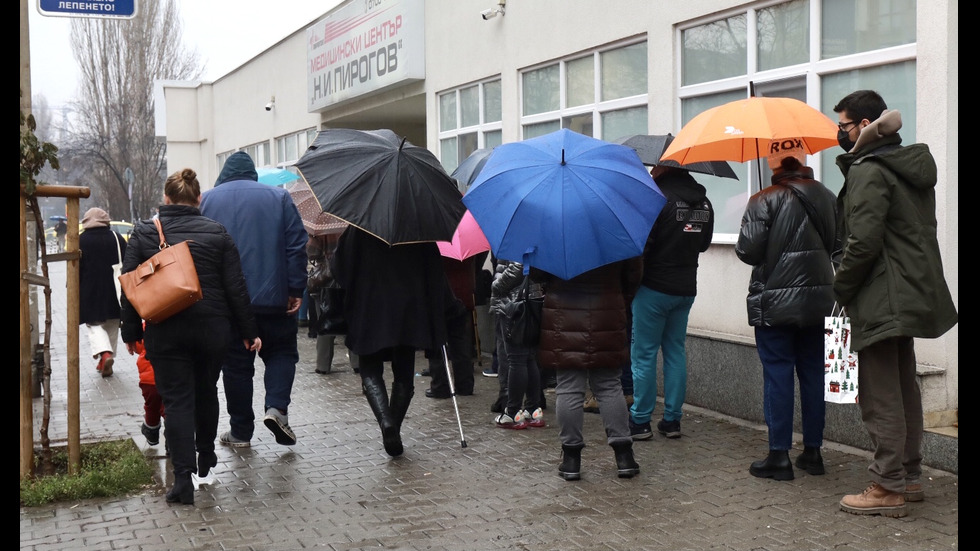 Отново опашки от чакащи за имунизация в София