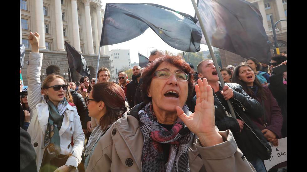 ПРОТЕСТ: Майки на деца с увреждания искат оставката на Ваелри Симеонов