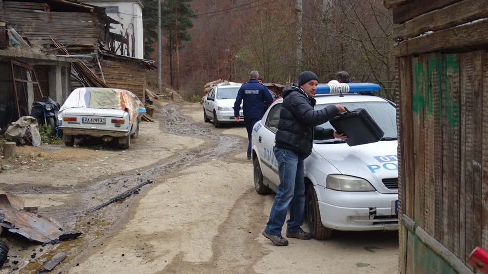 Пожар в къща обгази семейство от Якоруда