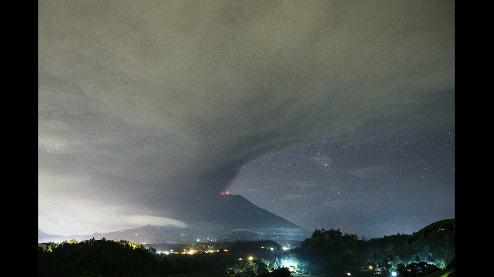 ЧЕРВЕН КОД: Вулкан на остров Бали изригна, тече евакуация на хората
