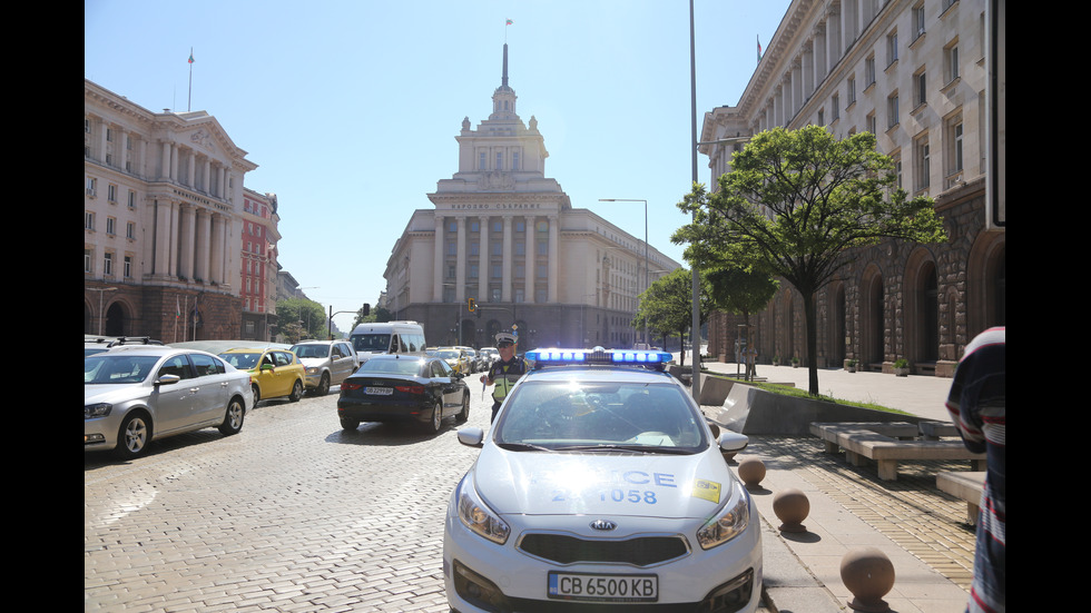 Прокурори влязоха в президентството