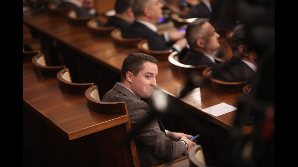 Парламентът решава дали да подкрепи проектокабинета "Габровски"
