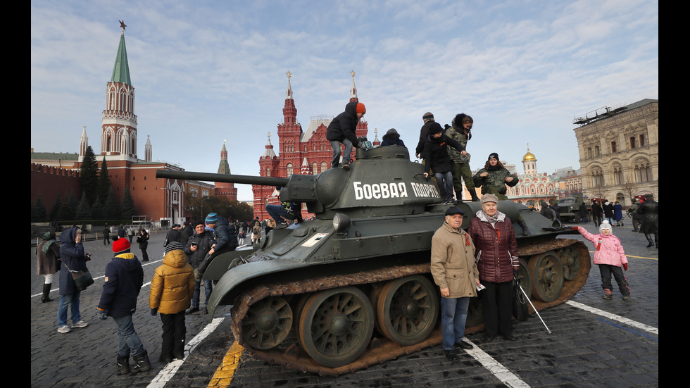 ВОЕНЕН ПАРАД В МОСКВА: Историческа възстановка на Червения площад