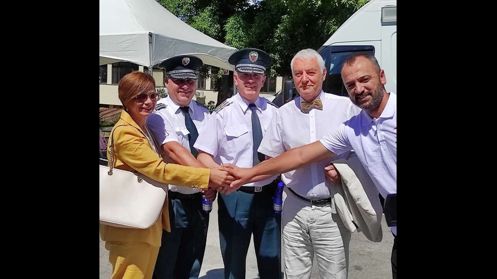Безплатна вода и закуска за преминаващите през „Калотина“