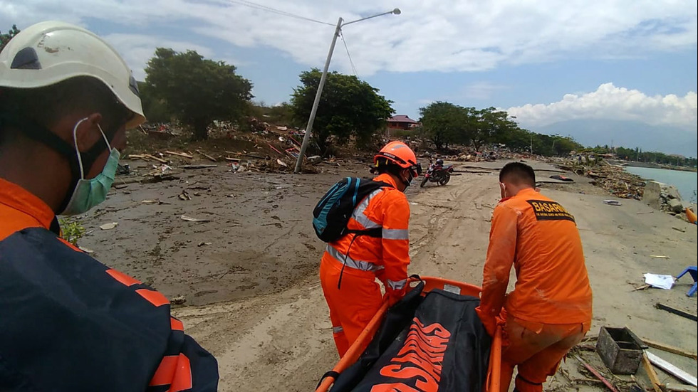 Жертвите на труса в Индонезия са повече от 380