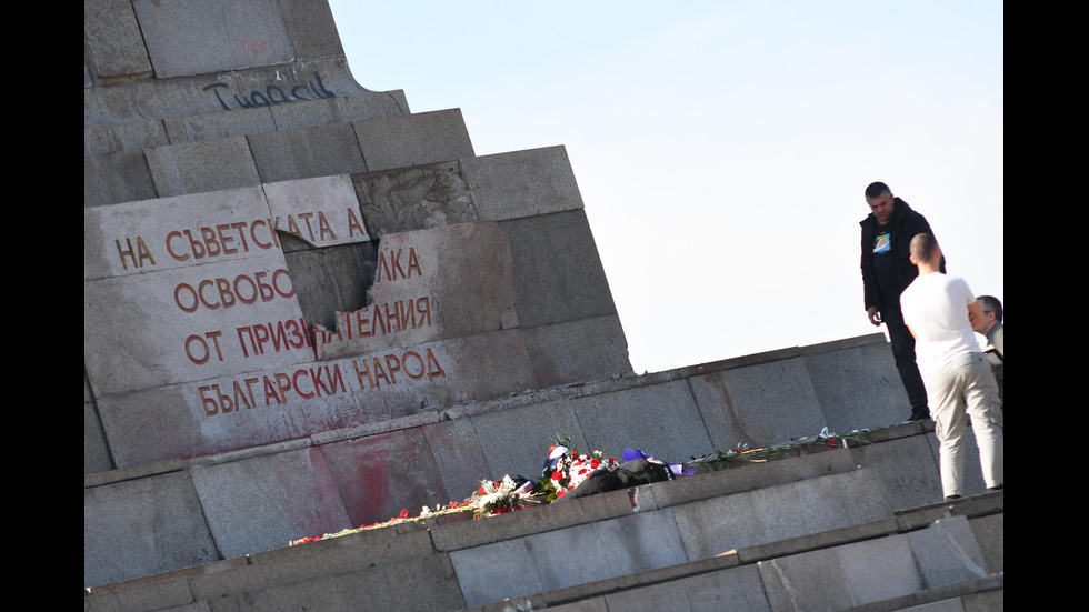 Разбиха плочата на Паметника на Съветската армия в София