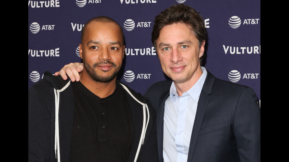 Екранни партньори от сериали, които запазиха приятелството си