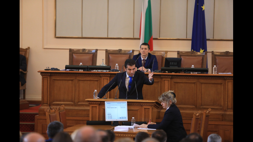 Парламентът обсъжда вота на недоверие към кабинета "Петков"