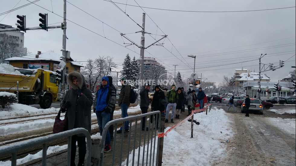 Микробус и трамвай се удариха в София