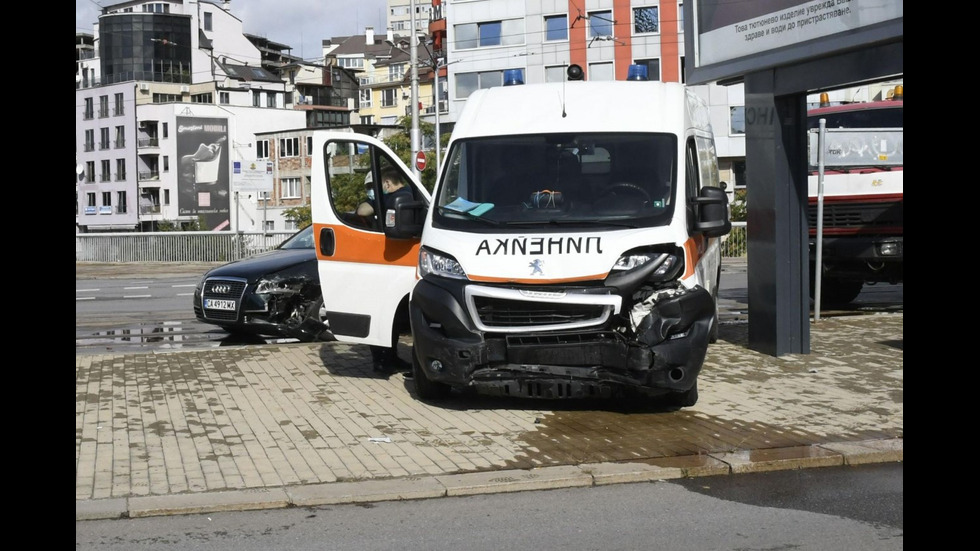 Лек автомобил и линейка катастрофираха в центъра на София