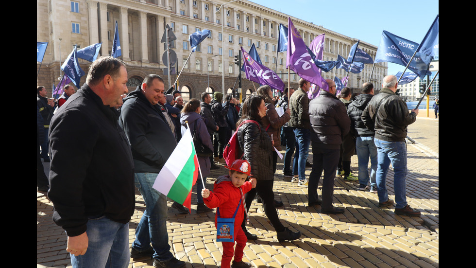 Пожарникари и полицаи от цялата страна излизат на протест в София