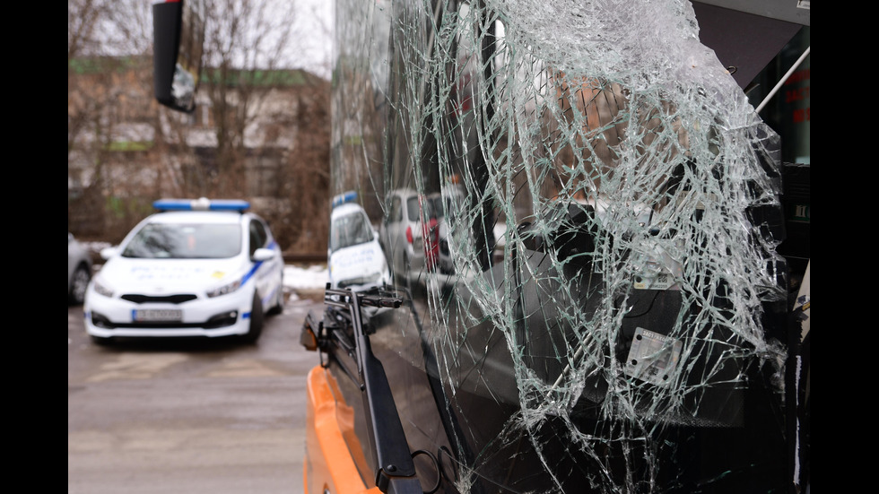 Двама пострадаха при катастрофа с автобус в София