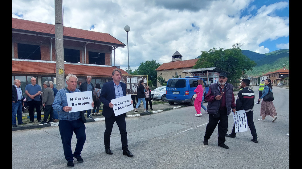 Пострадали от наводнението в Карловско блокираха Подбалканския път и прохода „Троян – Кърнаре”