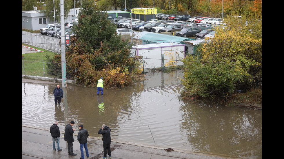 Наводнено кръстовище спря движението на няколко трамвайни линии в София