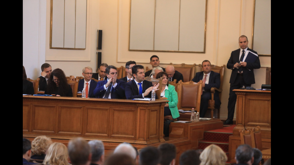 Парламентът обсъжда вота на недоверие към кабинета "Петков"