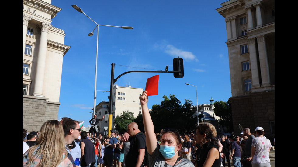 Шестият протест в София започна без напрежение