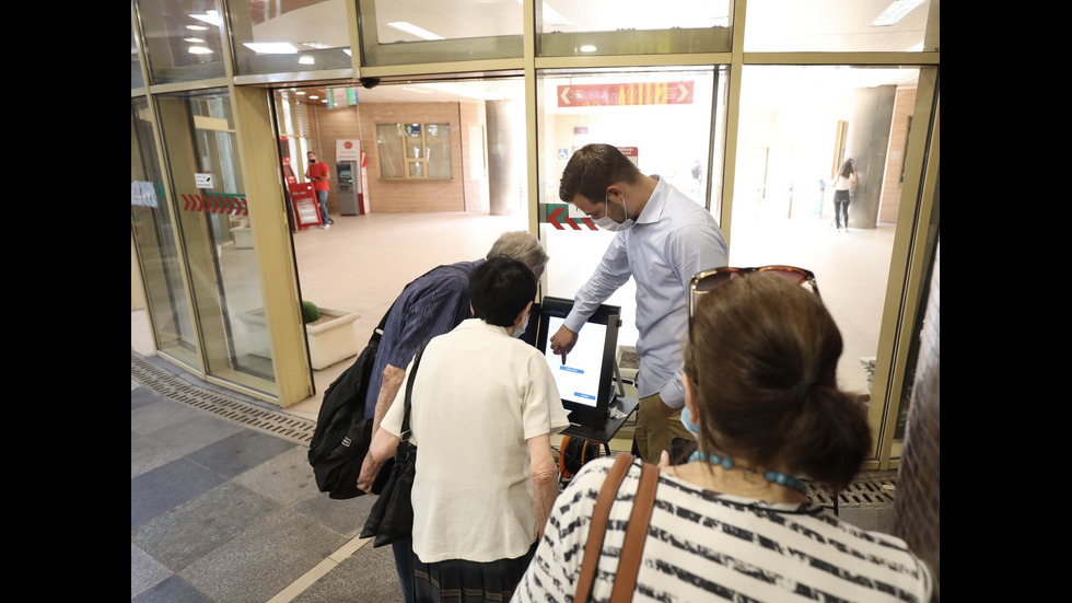 Пробно гласуване с машини в столичното метро