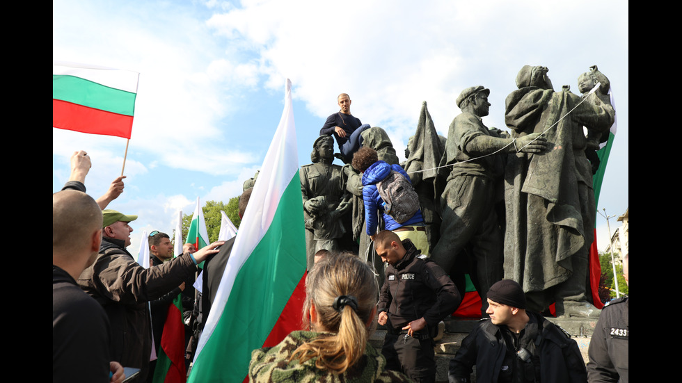 Сблъсъци белязаха протеста край Паметника на Съветската армия