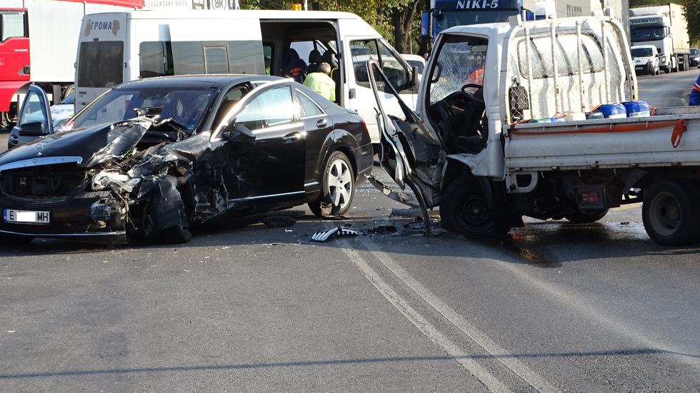 Челен удар между лек автомобил и камион затвори главен път Е-79