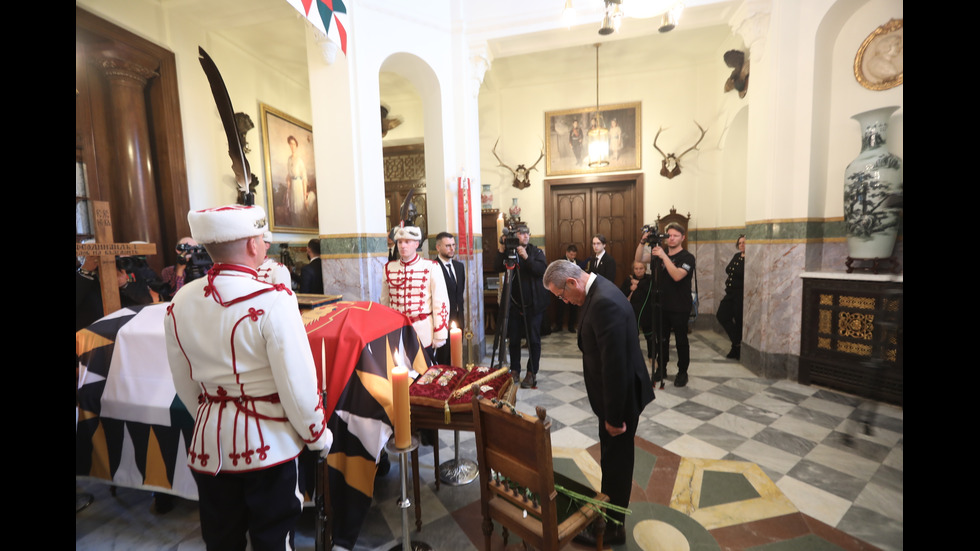 Тленните останки на цар Фердинанд пристигнаха в България