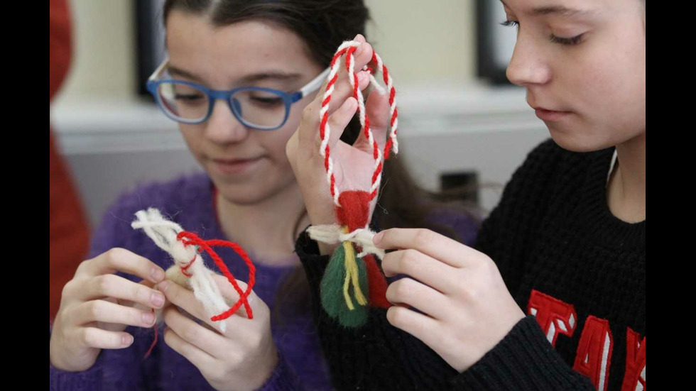 Деца и родители изработват мартеници в Етнографския музей в София