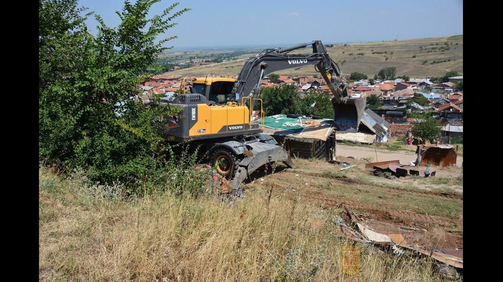 В Асеновград премахнаха 16 незаконни постройки