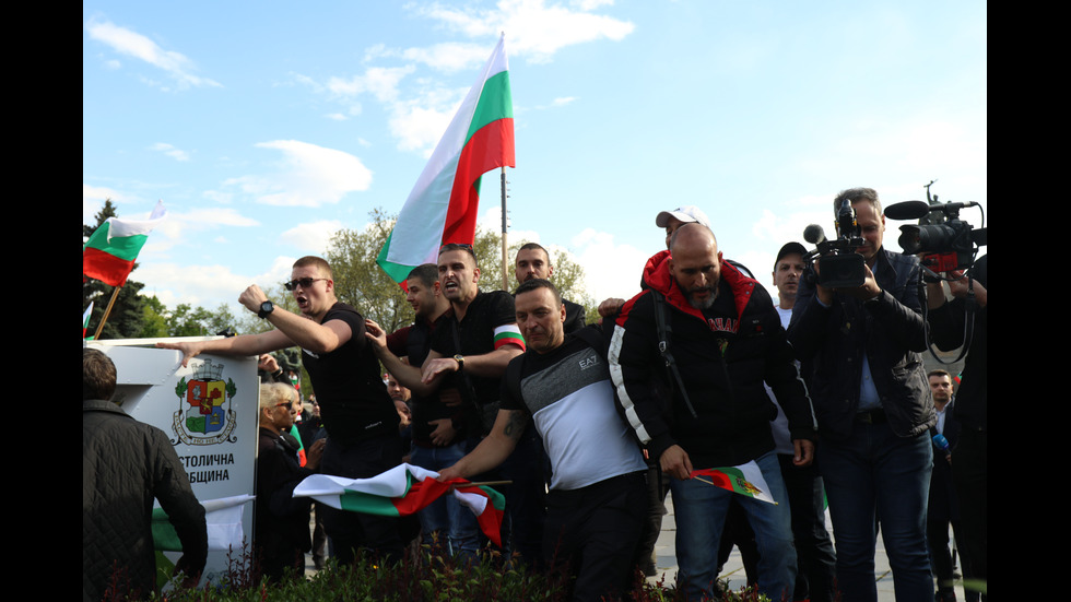 Сблъсъци белязаха протеста край Паметника на Съветската армия