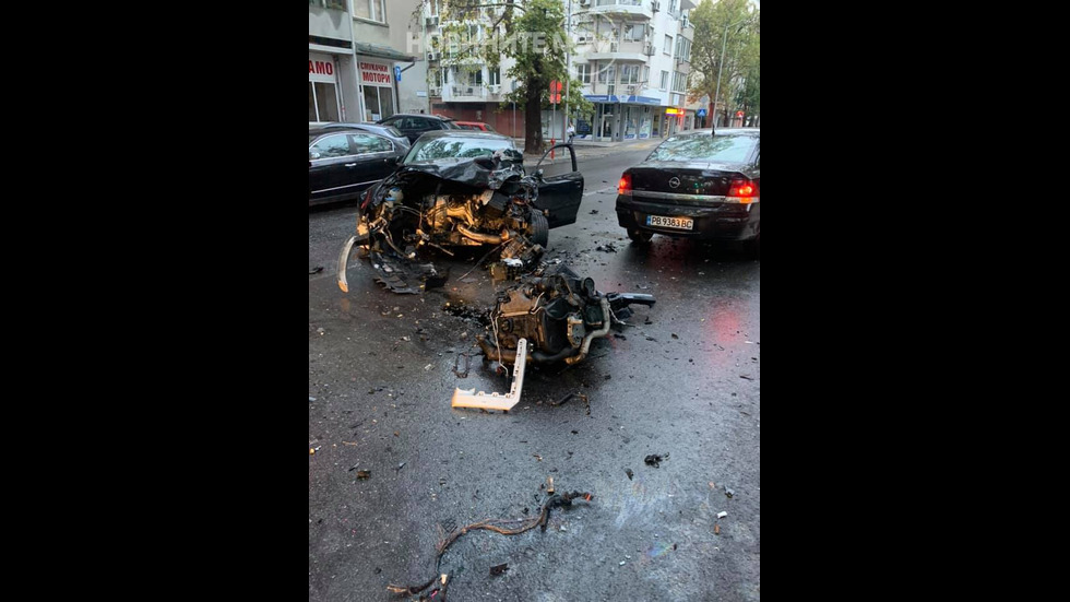 Тежка катастрофа в центъра на Пловдив: Автобус се удари в кола