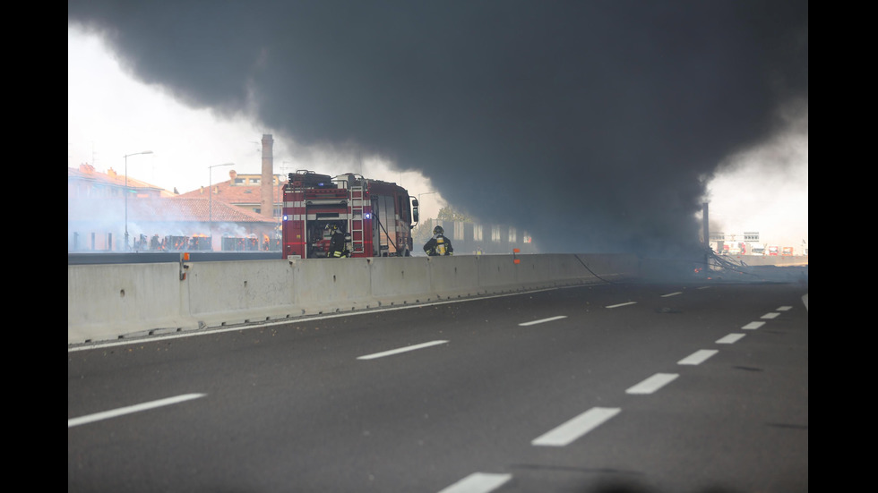 Мощна експлозия срина магистрала в Италия