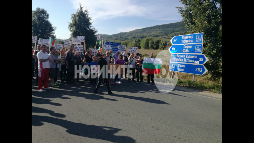 Протестиращи блокираха пътя София-Варна