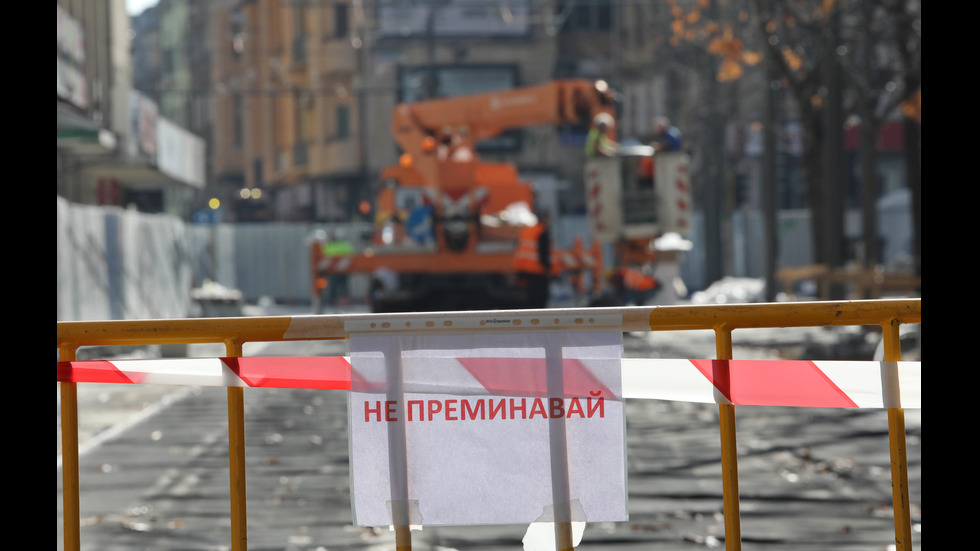 Започна монтажът на градското обзавеждане на пл. „Славейков”