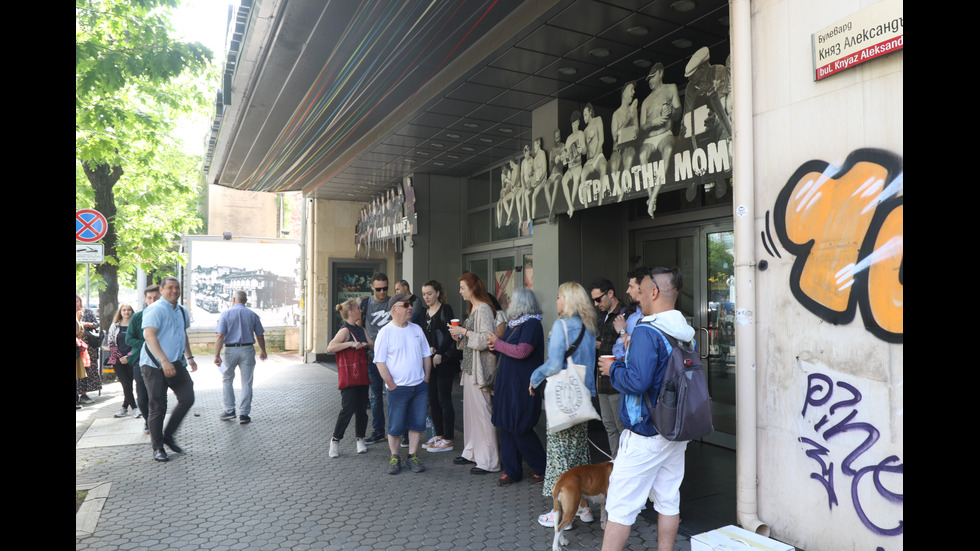 Младежкият театър в София излезе на протест