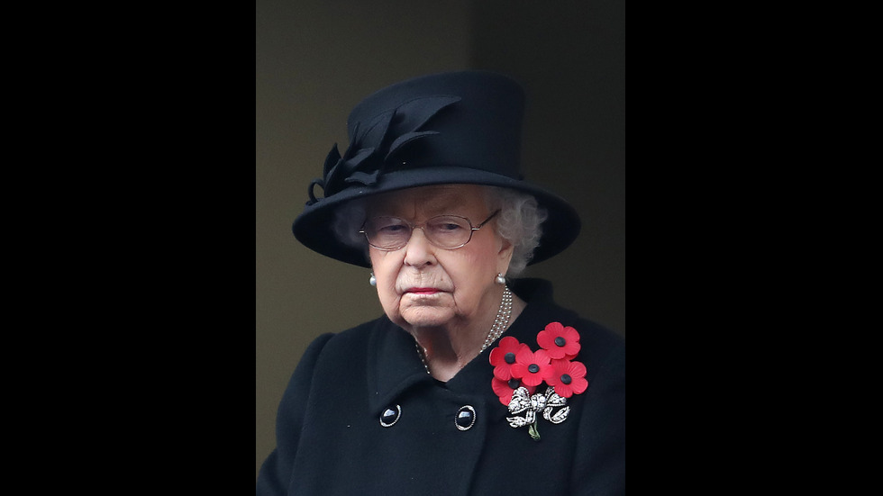 Кралица Елизабет ръководи церемония в памет на загиналите във войните от балкон