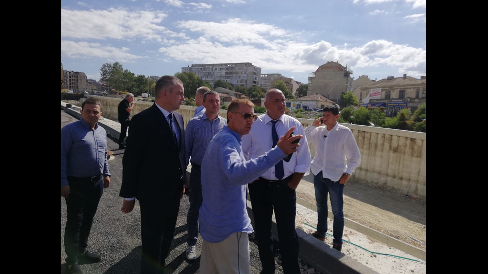 Борисов инспектира ремонта на ключов булевард във Варна
