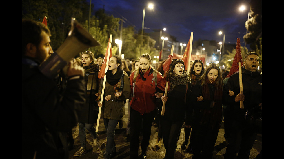 СБЛЪСЪЦИ В АТИНА: Полицията разпръсна протестиращите с водни струи