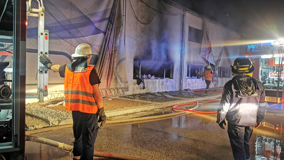 Пожар в склад за мебели в Пловдив