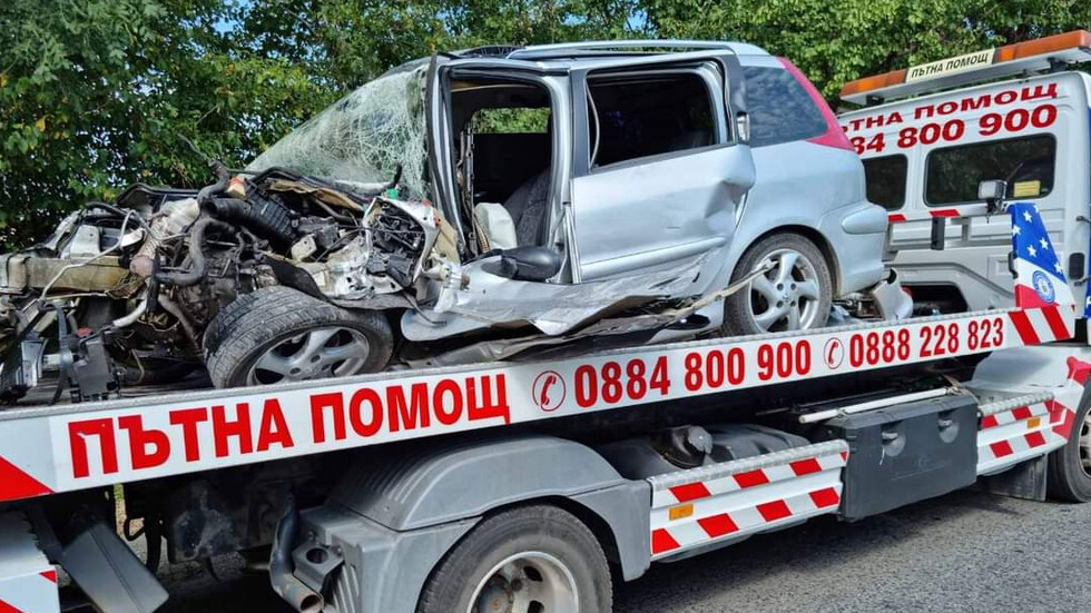 Тежка катастрофа между автобус и лека кола край Велико Търново, има загинали
