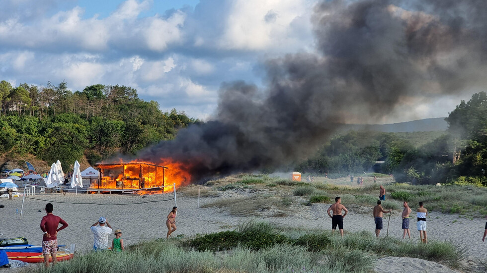 Изгоря последният бар на плажа в Китен