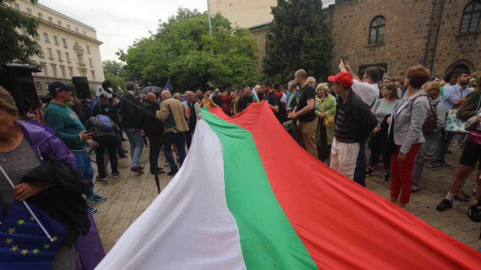 Протест пред президентството срещу думите на Радев, че мандатът вече е "дискредитиран"
