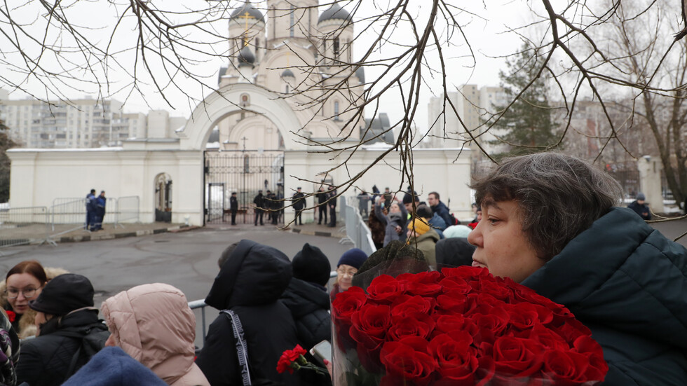 Опашки пред църквата, където ще се проведе опелото на Навални