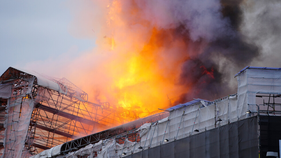 Пожар в емблематична историческа сграда в Копенхаген