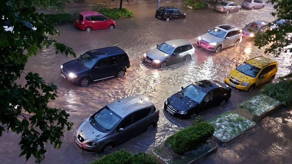 Пороен дъжд наводни Плевен