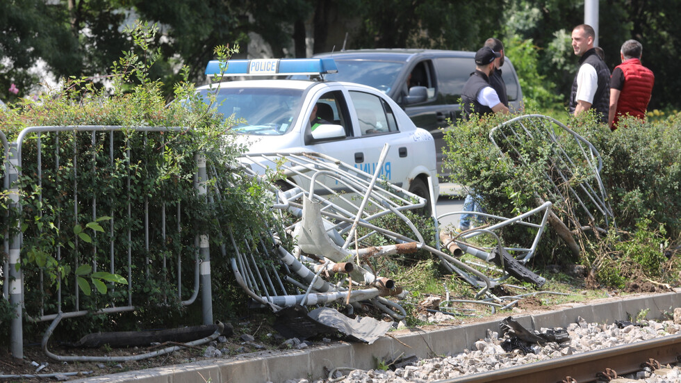 Кола се заби в мантинела и навлезе на трамвайни релси в центъра на София