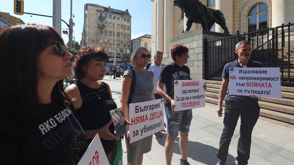 Близките на убитите Ани и Явор се събраха пред Съдебната палата