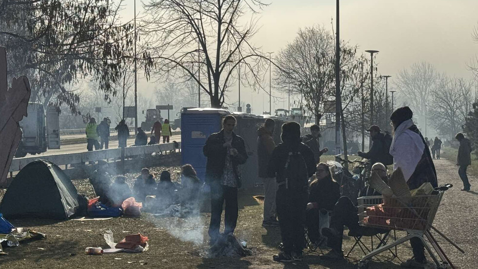 Протестиращите в Нови Сад прекараха нощта под открито небе