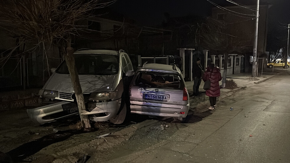 Пиян шофьор се заби в паркирана на тротоар в Горна Оряховица кола