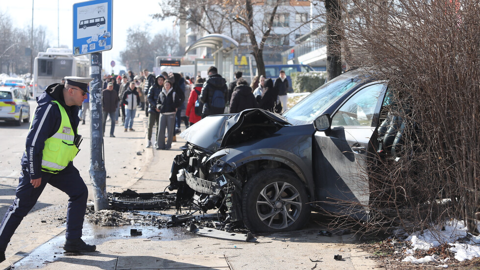 Кола се вряза в автобусна спирка в София, има ранени