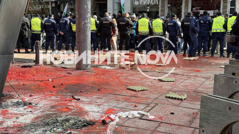 Ранени полицаи и арести на протеста на „Възраждане”