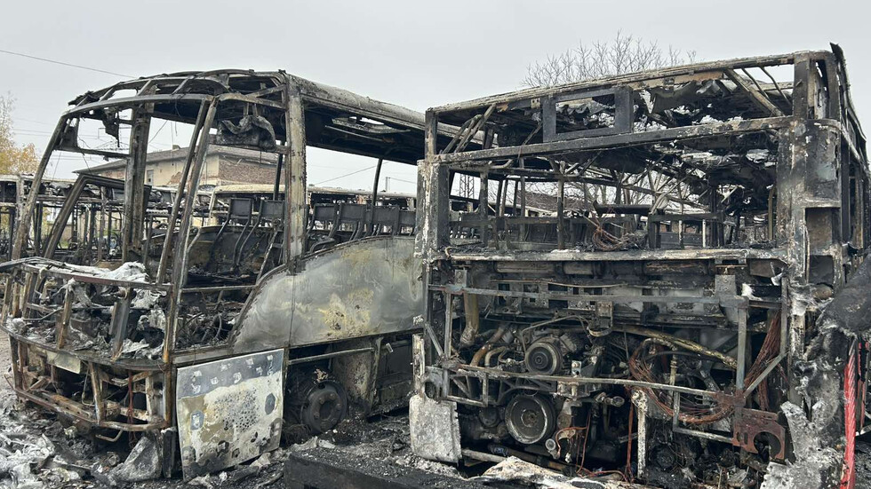 Пожар изпепели няколко автобуса, два буса и леки коли в Костинброд