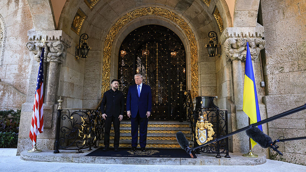 Зеленски пристигна в "Мар-а-Лаго" за разговори с Тръмп